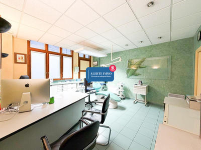 Local d'activités - 219 m² - 10 pièces