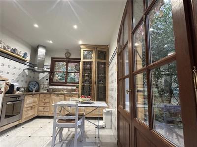 Maison - 221 m² - 8 pièces