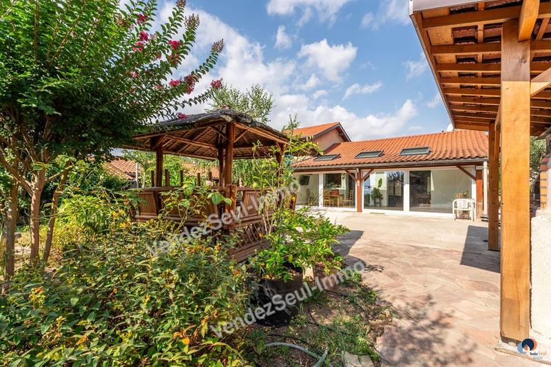 Maison traditionnelle - 246 m² - 4 pièces