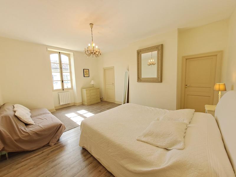 Maison - 220 m² - 6 pièces