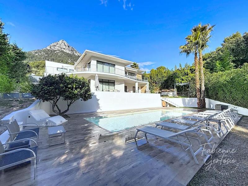 Maison - 240 m² - 7 pièces