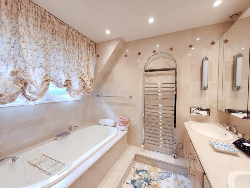 Maison - 275 m² - 12 pièces