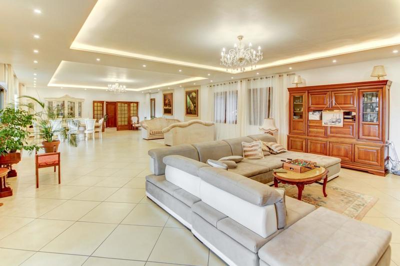 Propriété - 659 m² - 8 pièces