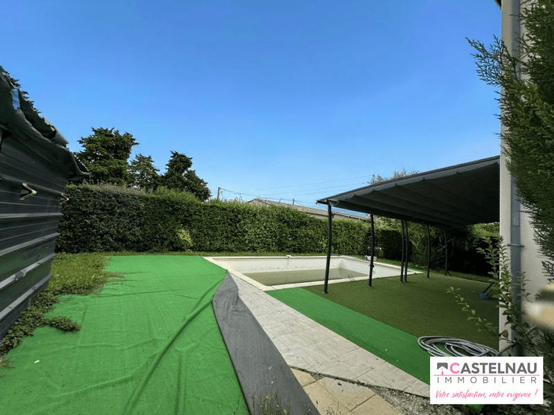 Maison traditionnelle - 240 m² - 8 pièces