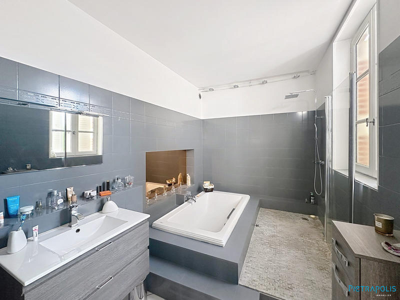 Maison ancienne - 177 m² - 6 pièces