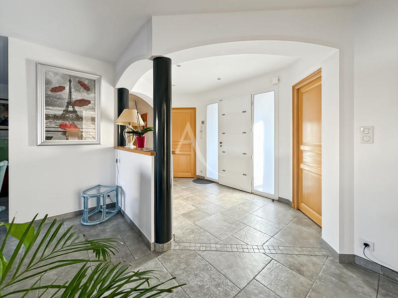 Maison - 217 m² - 6 pièces