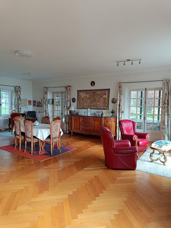 Propriété - 241 m² - 6 pièces