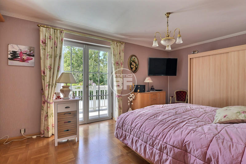 Maison - 232 m² - 7 pièces