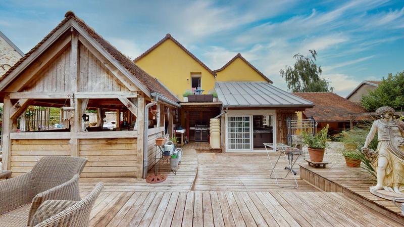 Maison - 230 m² - 8 pièces