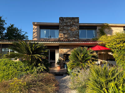 Maison - 256 m² - 6 pièces