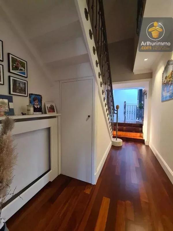 Maison - 230 m² - 7 pièces