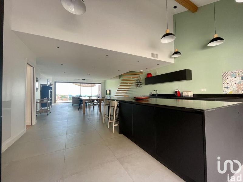 Maison - 250 m² - 6 pièces