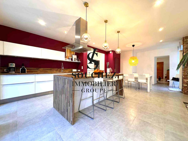 Maison - 250 m² - 8 pièces