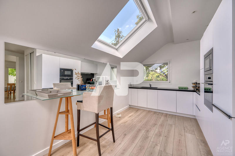 Maison - 337 m² - 8 pièces