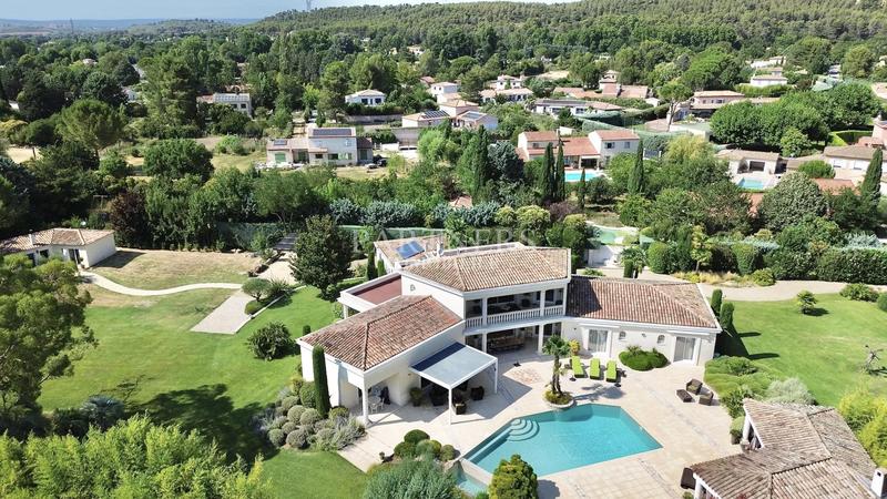 Maison - 320 m² - 8 pièces