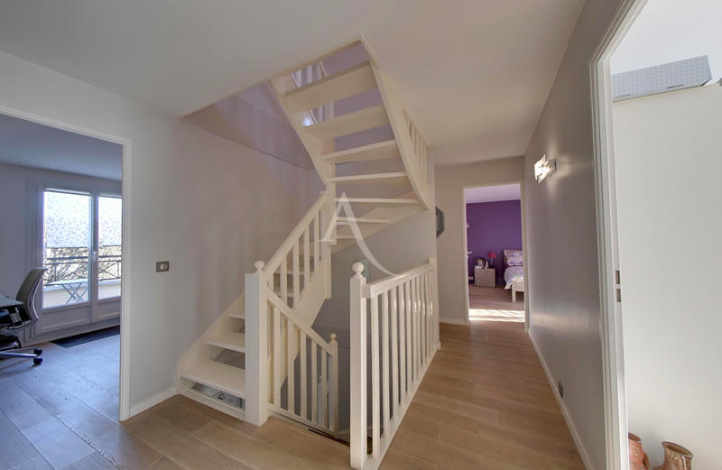 Maison - 215 m² - 8 pièces