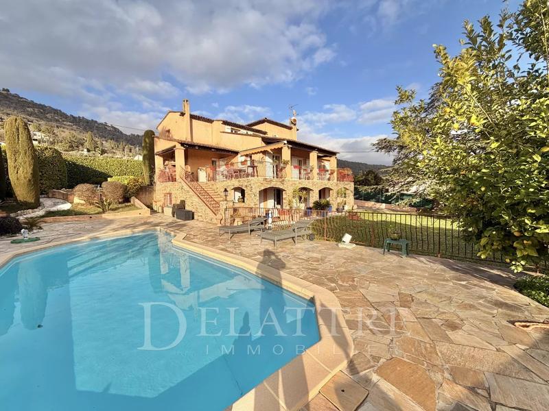 Villa - 300 m² - 10 pièces