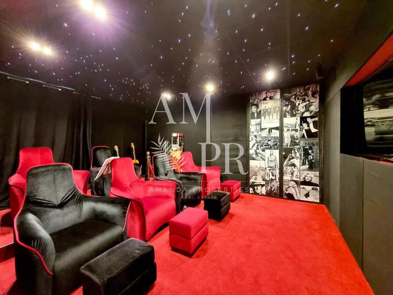 Maison - 370 m² - 8 pièces