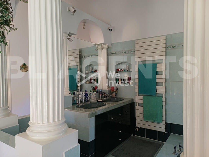 Maison - 230 m² - 7 pièces