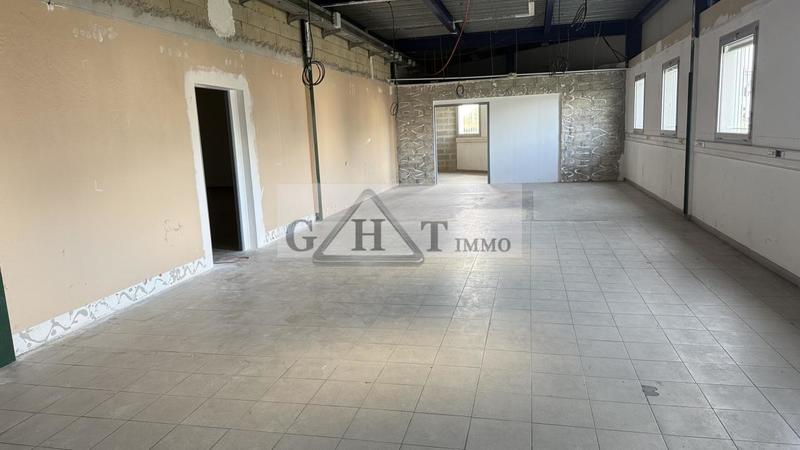 Entrepôt - 680 m²