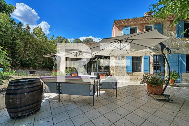 Mas - 550 m² - 16 pièces