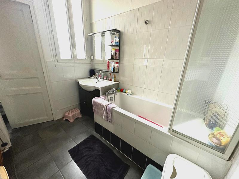 Immeuble - 9 m² - 11 pièces