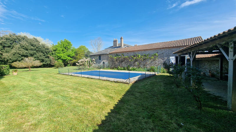 Propriété - 270 m² - 11 pièces