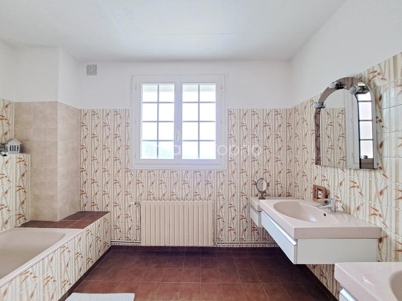 Propriété - 233 m² - 9 pièces