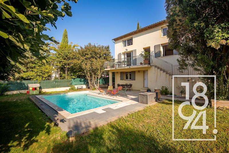 Maison - 300 m² - 6 pièces