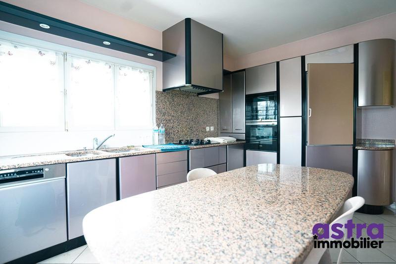 Maison traditionnelle - 153 m² - 8 pièces