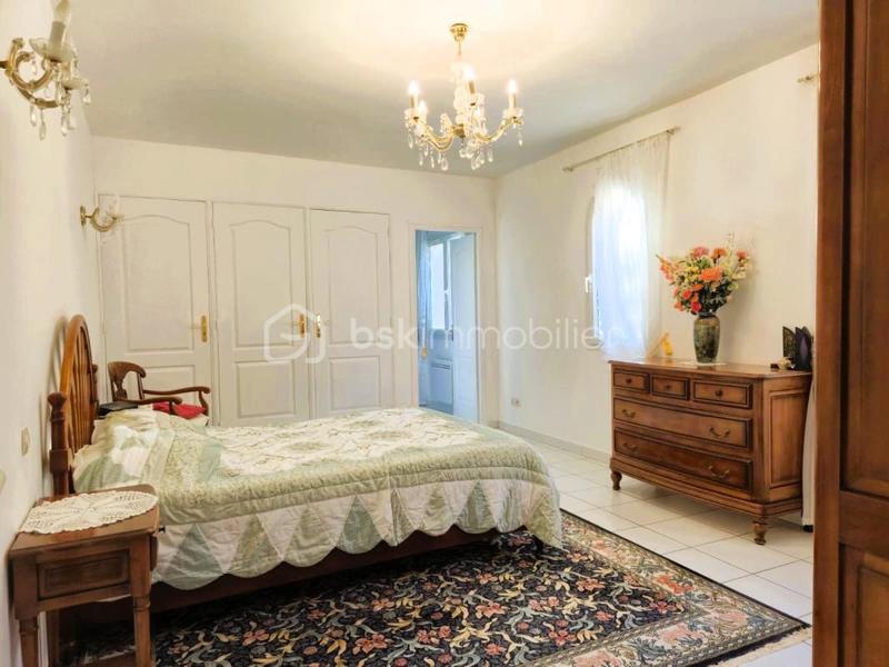 Maison traditionnelle - 235 m² - 8 pièces