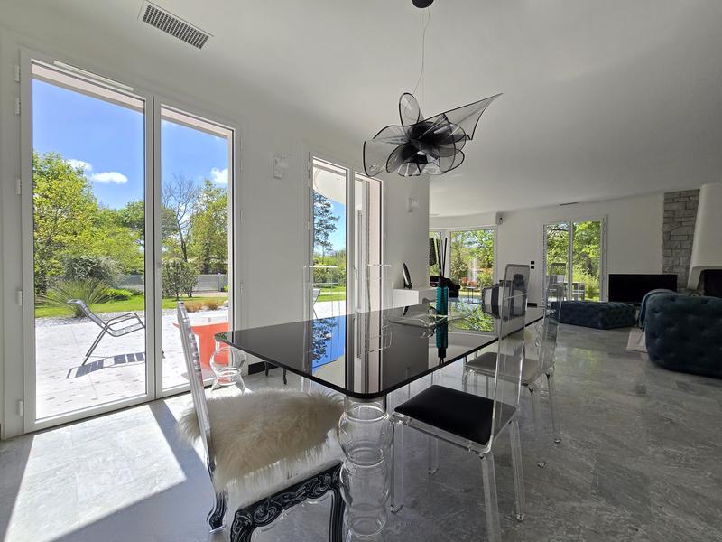 Maison - 202 m² - 6 pièces