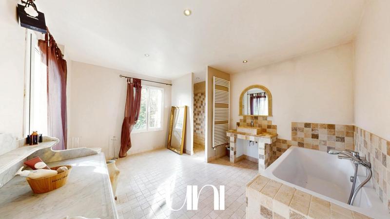 Maison - 365 m² - 12 pièces