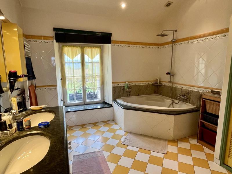 Maison traditionnelle - 248 m² - 10 pièces