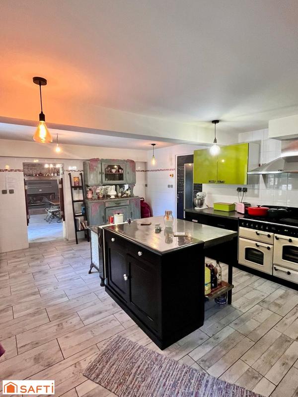 Maison - 200 m² - 8 pièces