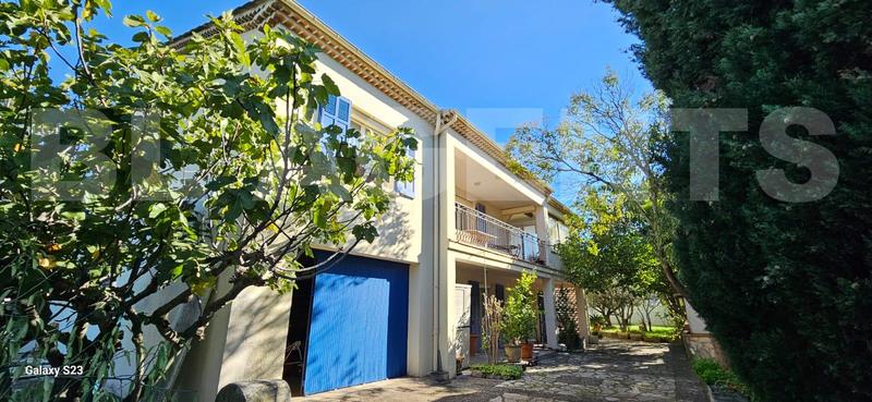 Maison traditionnelle - 210 m² - 6 pièces