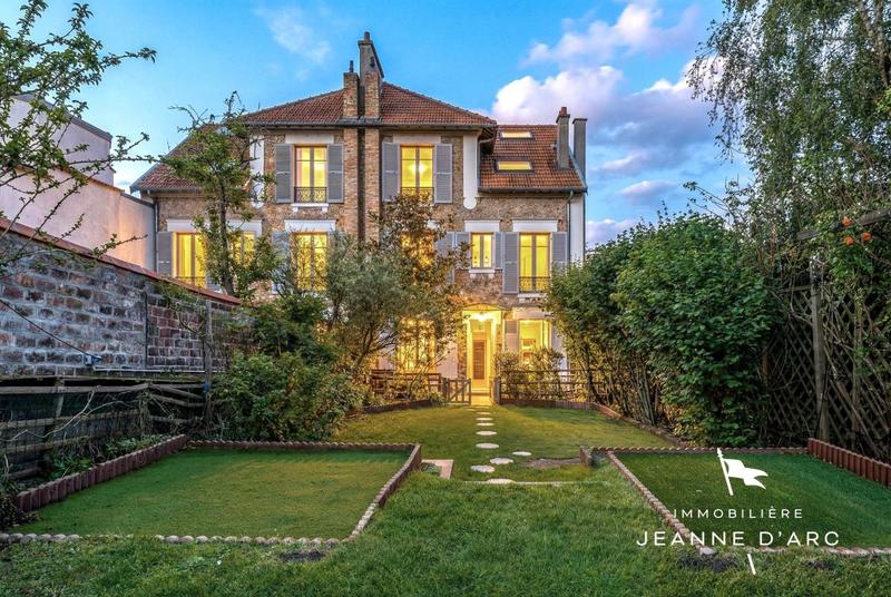 Maison - 238 m² - 8 pièces