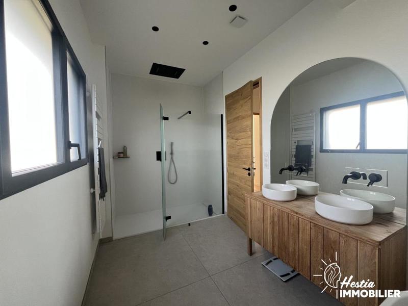 Propriété - 242 m² - 6 pièces