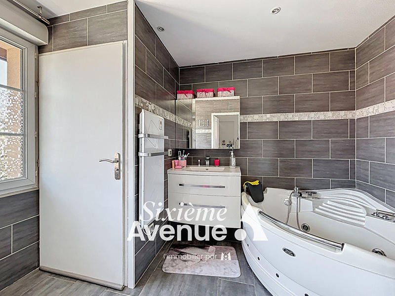 Maison - 186 m² - 8 pièces