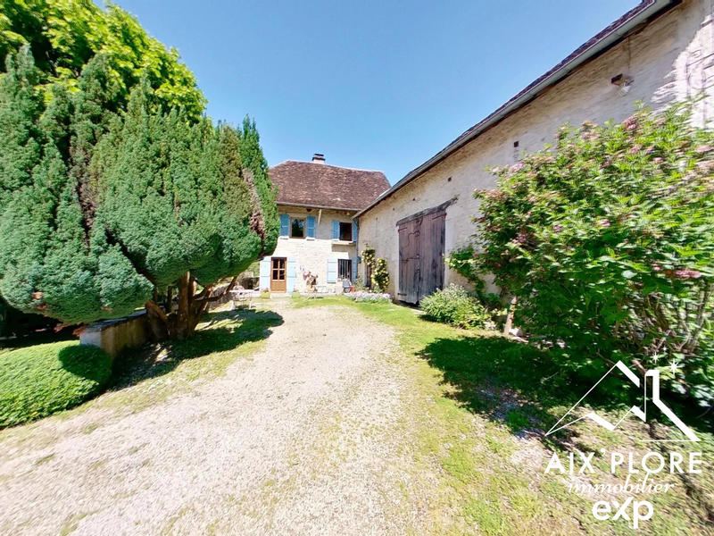 Maison traditionnelle - 248 m² - 7 pièces