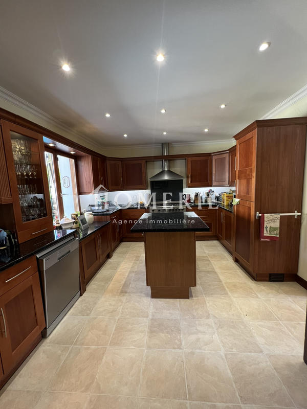 Maison - 213 m² - 9 pièces