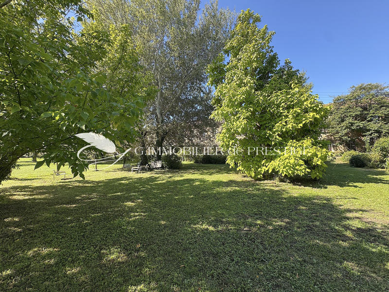 Propriété - 1 166 m² - 15 pièces