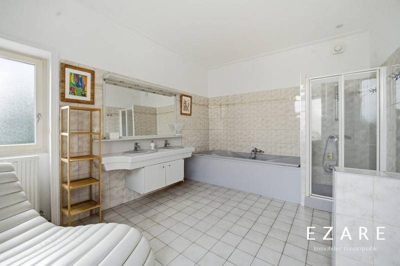 Maison - 320 m² - 12 pièces