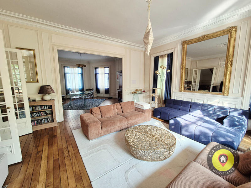 Maison - 484 m² - 11 pièces