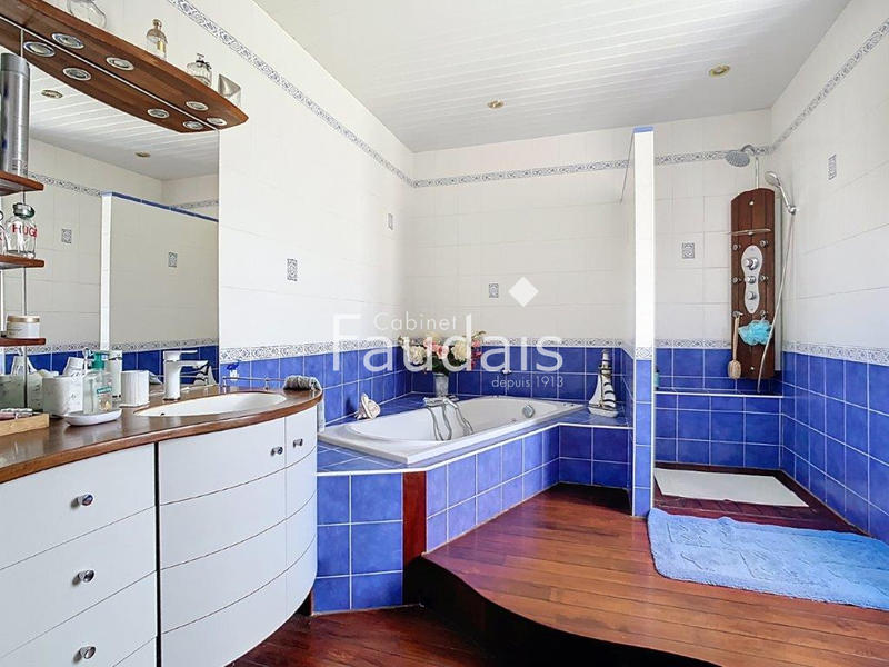 Propriété - 300 m² - 25 pièces