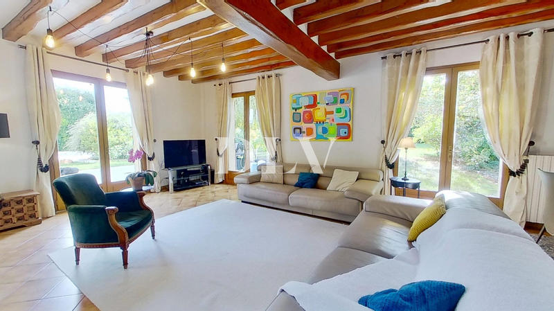 Maison - 214 m² - 8 pièces