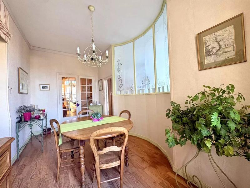 Maison - 214 m² - 8 pièces