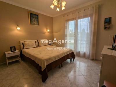 Maison traditionnelle - 240 m² - 6 pièces