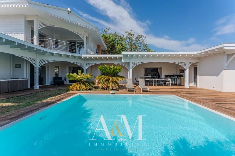 Maison - 350 m² - 10 pièces