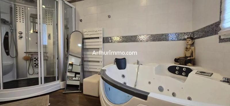 Maison - 233 m² - 7 pièces